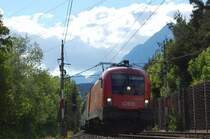 1116 079-3 eilt mit EC 84  Michelangelo  auf der Fahrt von Rimini nach M�nchen durch Vomp dem n�chstem Halt, Jenbach, entgegen. 30.5.2009