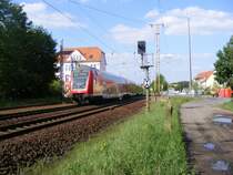 Wetterkapriolen: W�hrend rechts die Pf�tzen von einem Unwetter zeugen, ist der Himmel schon wieder Blau und die Sonne bestrahlt den Regionalexpress(RE 2 nach Cottbus, wie unschwer zu erkennen ist.).