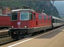 SBB: Seltenheitswert am 29.5.09 in Erstfeld hatte auch dieses Bild mit der Re 4/4  11214. Von den Interregio-Kompositionen, welche am Gotthard fuhren, hatten nur ein oder zwei Interregios einen erneuerten, bzw. weissen Gep�ckwagen. Die �lteren, gr�nen konnte man besonders h�ufig betrachten.