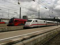 Schnelle Z�ge in M�nchen Hbf: Am 16.05.2009 stand ein �BB-Railjet neben dem ICE 402 027. 
