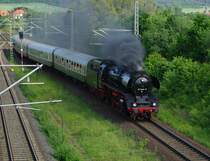 Sondezug Terror zum Pfingstsonntag: 41 1144-9 mit ihrem Sonderzug von M�hlhausen kommend auf der R�ckfahrt nach Eisenach. Hier kurz vor Eichenberg. 31.05.2009.