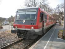 Alltagssituation am Bad Stebener Bahnhof: 628 421 steht am Bahnsteig und wartet darauf, wieder in Richtung Hof zu fahren. Leider hat sich die Bahn die Strecke Hof - Bad Steben (und damit die Stammstrecke von mir und Stefan Winkler) abnehmen lassen, sodass wir ab 2011 alle an  grauem Star  leiden. Dies ist nur bildlich gesprochen - ab 2011 f�hrt eben Agilis/Benex nach Bad Steben. 
Hier meine Bedeutung f�r Benex:  Benex  =  to be  = sein,  nex  = fr�nkisch f�r  nichts  --> Benex = ist nichts ;-)