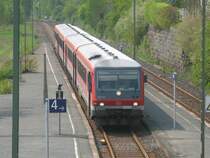 Bahnhof Selbitz am 01.05.2009. Die anl�sslich der  Kerwa  in Bad Steben eingesetzte Doppeltraktion der Baureihe 628 wartet auf den Gegenzug aus Richtung Hof, der aus einem einzelnen 628 besteht.
Ich war an diesem Tag in Bad Steben am Bahnhof, um mich nach den Zeiten zu erkundigen, zu denen die Doppeltraktion f�hrt. Es war echt schwierig, zum Bahnhof zu kommen - so viel war los!