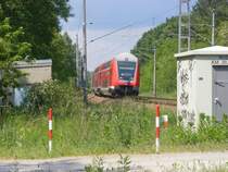 RE 2 nach Cottbus legt sich am 31.05. an der ehemaligen Blockstelle Motzen in die Kurve. Der Himmel im Hintergrund k�ndigte schon ein folgendes kr�ftiges Gewitter an.