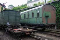 Ein Personenwagen 4. Klasse: L�nderbahnwagen der dritten Klasse bei der DRG sind eigentlich Wagen der vierten Klasse. Dieser Wagen mu� auf jeden Fall schon vor 1928 so im Einsatz gewesen sein, da zum besagten Datum die Holzklasse, fahrplanwechselbedingt, wegfiel. Kennzeichen der vierten Klasse sind die Holzb�nke. Daneben ein L�nderbahnviehwagen. (Mai 2009).
