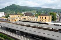 Blick von der Bahnsteigseite auf den Hbf von Neustadt/Weinstrasse. Diese Stadt bietet au�er dem schmucken Bahnhofsgeb�ude noch ein weiteres Highlight. (Mai 09). 