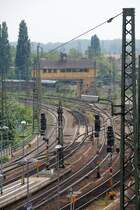 Wendet man den Blick nach rechts, erkennt man in der Bahnhofsausfahrt ein weiteres bekanntes Bauwerk... Ebenso lassen sich noch ein historischer Wagenzug, sowie ein  Eisenschwein , BR E 94, und diverse Rangier-/Werksdieselloks lokalisieren. (Mai 2009 im Vorfeld Neustadt/Weinstrasse Hbf).