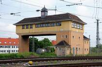 Weltber�hmt... nicht nur durch einen Modellbahnzubeh�rhersteller, das ehemalige, unter Denkmalschutz stehende, Stellwerk von Neustadt an der Weinstrasse. (Mai 2009).