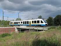 OLA 702 f�hrt �ber den Obotritenring in den Bf. Schwerin ein. 04.05.2009