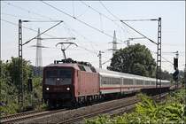 W�hrend die Polizei einen Verkehrsunfall unweit der Stra�enbr�cke aufnimmt sind 120 117 (9180 6120 117-7 D-DB) und 120 151 mit dem IC 2028, N�rnberg Hbf - Hamburg-Altona, in die Hansestadt unterwegs. (30.05.2009)