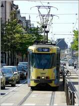 Nach einer gem�tlichen Mittagspause verlie�en die Teilnehmer des Bahnbildertreffens f�r kurze Zeit den Bahnhof, um ein paar Bilder der Stra�enbahn in Br�ssel zu machen. Hier kommt die Tram N� 7917 an der Haltestelle Bruxelles Midi an, auf ihrer Fahrt nach Berchem Station auf der Linie 82. 30.05.09 (Jeanny)