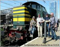 Am 30.05.09 fand in Bruxelles Midi ein Minibahnbildertreffen statt,  Mini  weil die Teilnehmerzahl recht �bersichtlich war: v.r.n.l. Dieter Schumacher, Lawrence Fredholm, Hans und Jeanny De Rond. Als Trost f�r Michael Rakow, der verhindert war, haben wir das Gruppenbild vor einer seiner Lieblingsloks gemacht. Die talentierte Fotografin war ein nette junge Dame, die zuf�llig am Bahnsteig auf ihren Zug wartete und sich spontan bereit erkl�rte dieses Gruppenfoto zu machen. Merci beaucoup.