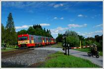 R 8445 von Graz nach K�flach, mit VT 70.13 an der Spitze, am 3.6.2009 bei der Einfahrt in Lieboch. An diesem Bahn�bergang befindet sich die letzte halbmechanische Schrankenanlage auf der GKB. Erfreulicherweise wurde sie in den letzten Tagen frisch gestrichen.