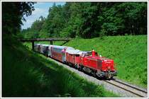 Im Normalfall werden die Doppelstockwaggons bei der GKB von Graz ausgehend geschoben. Wenn allerdings einer der f�nf Steuerwaggons ausf�llt (zur Zeit wird der letzte der f�nf Waggons einer Revision unterzogen) ist die Diesellok beim Nachmittagszug 8419 nach K�flach an der Zugspitze. Fallen zwei der sechs Dieselloks der Reihe DH 1500, welche in der Regel die Doppelstockz�ge bespannen, aus, so kommt beim oben erw�hnten Zug eine der drei G�terzuglokomotiven zum Einsatz. Aus diesem Grund wurden die Loks 1100.01, 1100.02 (ex. DB 211) und 1700.1 zur Steuerung von Doppelstock-Reiszugwagen und Wendez�ge mit T�rsteuerung ausger�stet. Das Foto zeigt die im Jahr 2002 von Vossloh Schienenfahrzeugtechnik GmbH unter der Fabr.Nr: 100 1154 gebaute G 1700-2 BB, welche bei der GKB als 1700.1 f�hrt, mit dem R 8419 von Graz nach K�flach zwischen den Bahnh�fen Premst�tten-Tobelbad und Lieboch, im Einschnitt im Kaiserwald bei der schwarzen Br�cke. Dieser Einschnitt wurde im Fr�hjahr 2009 total freigeschnitten, allerdings ist das Fotografieren an dieser Stelle nicht mehr lange m�glich, da die Natur quasi zur�ck schl�gt.