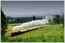 �GEG 77.28 mit einem Personenzug von Timelkam nach Ampflwang anl�sslich der Pfingstdampftage 2009 am 1.6.2009 kurz nach Timelkam. 1920 von Krauss in Linz unter der Fabriksnummer KrL 1183 gebaut, fuhr sie urspr�nglich als 629.43. Unter der DRB war sie zwischen 1938 und 1945 als 77 228 unterwegs, zwischen 1945 und 1953 unter der �StB als 77.228. Ab 1953 war sie dann als �BB 77.28 unterwegs. In den Jahren 2006/2007 erhielt die Lok eine Hauptuntersuchung mit einem zum Gro�teil neugebauten Kessel und ist seither wieder regelm��ig vor Sonderz�gen im Einsatz.