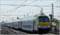 Dumm gelaufen: Ein Eurostar f�hrt in dem Bahnhof Bruxelles Midi ein und im selben Moment auch der Doppelzug aus Knokke/Blankenberge, sodass aus dem Bild des Eurostars, ein Bild des M 6 Steuerwagens wurde. 30.05.09 (Jeanny) 