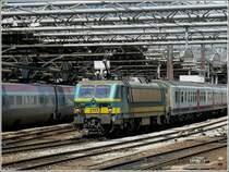 SNCB E-Lok 2117 vel�sst den Bahnhof Bruxelles Midi mit einer M 4 Wagengarnitur in Richtung Sint Niklaas am 30.05.09. (Hans)