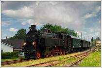 77.28 mit einem Fotopersonenzug am 1.6.2009 anl�sslich der �GEG Pfingstdampftage in Ampflwang, bei der Einfahrt in die Haltestelle Timelkam-Energie.