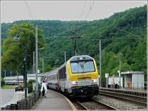 Die 3005 war immer an die SNCB vermietet und war vornehmlich auf der Strecke Luxemburg-Br�ssel anzutreffen, dort scheint sie aber nicht mehr gebraucht zu werden. Sie ist jetzt wieder �fter auf der Strecke Luxemburg-Liers unterwegs, so auch am 06.06.09, als sie mit dem IR Liers-Luxemburg an der Haltestelle Drauffelt ankommt. (Jeanny)