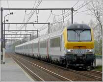 Der IC A Oostende-Eupen braust am 10.04.09 mit einer Geschwindigkeit von 140 km/h in seiner vollen L�nge durch den Bahnhof von Hansbeke. (Jeanny)