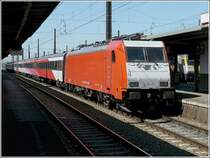 Die TRAXX E 186 118 wartet am 30.05.09 mit einer niederl�ndischen Wagengarnitur im Bahnhof Bruxelles Midi auf die Abfahrt nach Amsterdam. (Hans) 