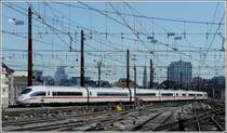 Wie ein langer Wurm kriecht der ICE 3  Arnhem  am 30.05.09 durch das n�rdliche Vorfeld in den Bahnhof Bruxelles Midi. (Jeanny)