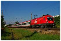 Lt. Lokfinder vom Vortag h�tte Frankreich am 12.6.2009 den OEC 550 von Graz nach Wien bespannen sollen. Im Endeffekt war es dann aber die Schweizlok, wor�ber ich nicht wirklich traurig war, fehlt sie mir als Zugportrait noch. Die Aufnahme entstand kurz nach der S-Bahnstation Wien Atzgersdorf-Mauer.