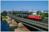 Eigentlich h�tte die LTE 2170 001 am 13. und 14. Juni 2009 die Sonderz�ge von Wien nach Ernstbrunn bespannen sollen. Da wegen dem Brand in S��enbrunn der Zug �ber die Stammstrecke fahren musste, und LTE 2170 001 aus brandschutztechnischen Gr�nden nicht bei Reisez�gen eingesetzt werden darf, bei der Tunnels �ber 500 Meter L�nge befahren werden, kam 2050 009 zum  Einsatz. Die Aufnahme entstand im Zuge einer Radtour am 14.6.2009 bei der Querung der Neuen Donau bei der ehemaligen Haltestelle Wien Strandb�der. Und JA, ich h�tte unbedingt etwas tiefer halten sollen.