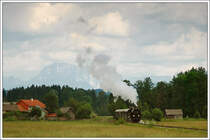 �GEG 77.28 am 1.6.2006 mit einem Fotopersonenzug zwischen Timelkam und Ampflwang in Wolfsdoppel aufgenommen.