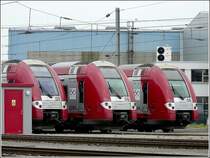 Am Fest 150 Jahre Eisenbahn in Luxemburg, waren 3 Triebz�ge der BR 2200 in Reih und Glied aufgestellt. Nur der Kasten links im Bild st�rt den Gesamteindruck etwas, obwohl die T�r und das Dach farblich noch passt. 09.05.09 (Jeanny) 