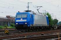 Am Abend des 18.06.2009 kam dann doch noch mal ein G�terzug eingefahren. 185 511-3 kam an �stlicher Richtung mit einem G�terzug leerer Containertransporter. Bis vor kurzem lief die Lok bei der TX-Logistics. An der Schnauze erkennt man noch ein paar Abdr�cke der ehemaligen Beschriftung.