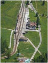 R1656 legt einen Halt ein in Cavaglia, fotografiert von der Alp Gr�m aus, wo er 20 Minuten sp�ter eintrifft. (18.06.2009)