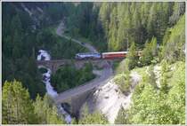 RE 1128 mit Ge 4/4 III 647  Gr�sch  auf der Albulabr�cke I oberhalb Muot. (18.06.2009)