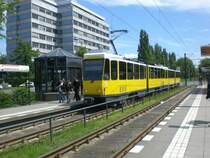 Berlin: Stra�enbahnlinie M13 nach Wedding Virchow-Klinikum am U-Bahnhof Osloer Stra�e.
