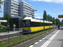 Berlin: Stra�enbahnlinie 50 nach Wedding Virchow-Klinikum am U-Bahnhof Osloer Stra�e.