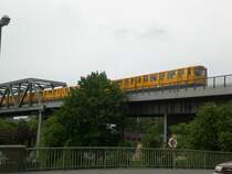 Berlin: Die U1 nach S+U Bahnhof Warschauer Stra�e nahe vom U-Bahnhof M�ckernbr�cke.