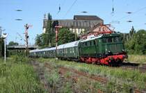 E44 044 durchf�hrt mit dem Sonderzug  PIKO-Express  des Eisenbahnmuseums Leipzig am Morgen des 20.06.2009 die Signalgruppe in Leipzig-Leutzsch.