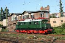 E44 044 am Morgen des 20.06.2009 vor dem Stellwerk W5 am Eisenbahnmuseum in Leipzig-Plagwitz.