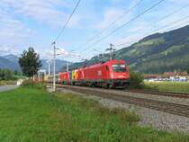 1216 017 und zwei weitere Maschinen mit G�terzug 54543 (Hall - Villach) bestehende aus Personen- und G�terwagen bei Brixen im Thale am 26-8-2008.