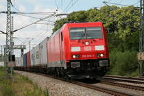 185 370 klappert mit ihrem Containerzug durch Hagenow. 17.06.2009