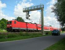 143 333-3 ... was f�r eine sch�ne Nummer:D
Im Kampf mit ihrem gr��ten Konkurrenten, dem Auto.
Mit der RB 28313 (RB14) von Charlottenburg nach Senftenberg am 20.06, 10:30 durch Bestensee.