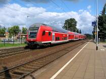 RE 2 von Berlin Zoo nach Cottbus.
Durch Bestensee am 20.06 um 10:46. Im Hinter Grund zeigt die Ausfahrt schon wieder gr�n, und wenn der RE weg ist wird auch aus Norden noch ein Zug kommen, dass hat die Autofahrer am B� sehr ver�rgert:D!