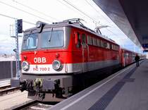 Am 11. Juni 2009 fuhr die 1142 700-2 mit vier City-Shuttle-Wagen als R 2030 von Wien West nach St.P�lten und danach als R 2037 von St.P�lten nach Wien West. Dieses Foto entstand in St.P�lten Hauptbahnhof.