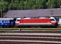 Am 13. Juni 2009 ruhte sich die 1014 005-1 neben einem blauben Waggon in M�rzzuschlag aus. 