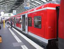 Zwischen 22.6. und 4.7.2002 fahren zwischen Friedrichstra�e und Bellevue keine S-Bahnen. Grund: Die Gleise am Lehrter Stadtbahnhof werden umgeschwenkt, das alte Geb�ude wird danach nicht mehr verwendet. Fahrg�ste k�nnen mit Regionalz�gen oder mit den hier gezeigten Ersatz S-Bahnen fahren. Bhf. Ostbahnhof am 22.6.02.