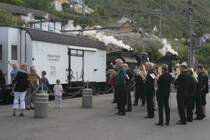 In allen Bahnh�fen der Bergensbanen wurde der Jubil�umszug von vielen Menschen begr��t. Einige Norweger trugen zu diesem Anla� ihre Landestrachten. Vaksdal, 07.06.2009 (siehe auch www.vossnow.net  --> 06. Juni / 07. Juni.)