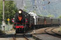100 Jahre Bergensbanen. Zu diesem Anla� f�hrt in diesem Jahr an einigen Wochenenden ein Jubil�umszug auf der Strecke Oslo - Bergen. Der Auftakt war am Do, 04.06.2009. Gezogen wird der Zug von der Doppeltraktion Type 30a 271 (Bj 1914) und Type 18c 255 (Bj 1913). Von Haugast�l nach Voss l�uft El11 2107 als Bremslok nach. Der Zug ist ein wundersch�ne Einheit alter 4-achsiger Reisezugwagen mit Holzverkleidung. Der Zug h�lt in fast jeden Bahnhof und man kann ihn als normalen Zug nutzen und nach belieben mit ihn mitfahren. Vaksdal, 07.06.2009
