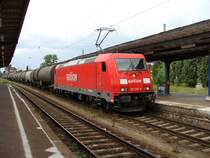 185 208-6 mit einem Kesselwagenganzzug durchf�hrt den Bahnhof Magdeburg-Buckau nicht auf den G�terzuggleisen, sondern auf Gleis 2. Fotografiert am 20.06.2009