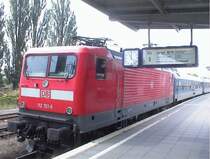 112 151-6 vor einem Interregio nach Stralsund am 22.6.02 in Bernau. Die Anzeige weist auf die 40 Minuten Versp�tung des Zuges hin, die sicherlich mit den aktuellen Einschr�nkungen auf der Berliner Stadtbahn wegen der Verschwenkung des Gleise auf den Lehrter Stadtbahnhof zu tun haben.