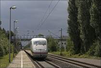 Steuerwagen vorraus ist ein 402er als ICE 941 nach Berlin-Ostbahnhof unterwegs und  fl�chtet  mit ca. 160 Km/h vor den dunklen Wolken in Richtung Hamm(Westf). (Nordb�gge am 20.06.2009)